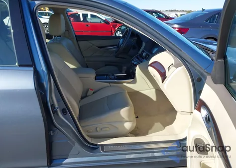 2018 Infiniti Q70 3.7 Luxe from USA, damaged, VIN JN1BY1APXJM181110